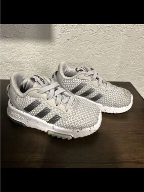 Adidas Infant pull on sneakers Gray Knit Athletic Shoes, size 5K